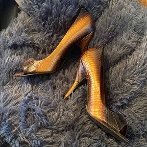 BCBG Size 7.5 leather pumps.